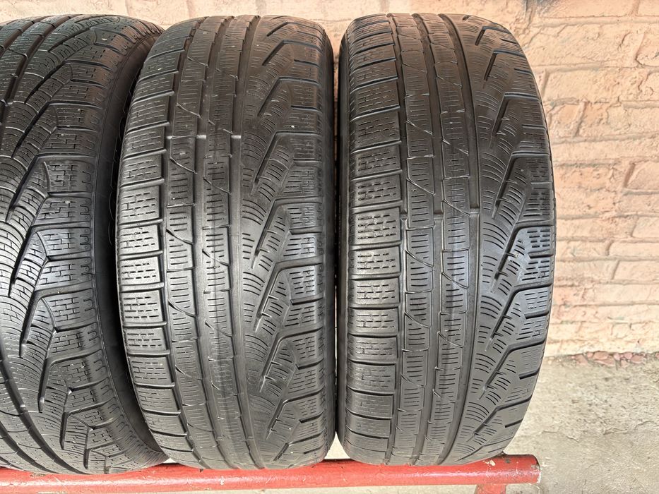 Комплект зимових шин 235/55R18 Pirelli