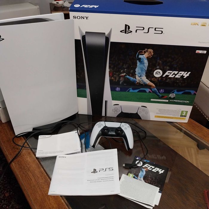 Zestaw konsola PlayStation®5 z grą EA SPORTS FC™ 24, prawie nowa