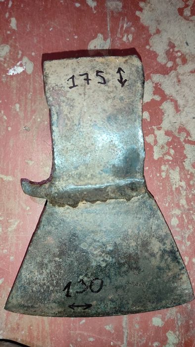 Топор.           .