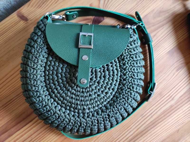 Szydełkowa okrągła torebka na ramię z długim regulowanym paskiem