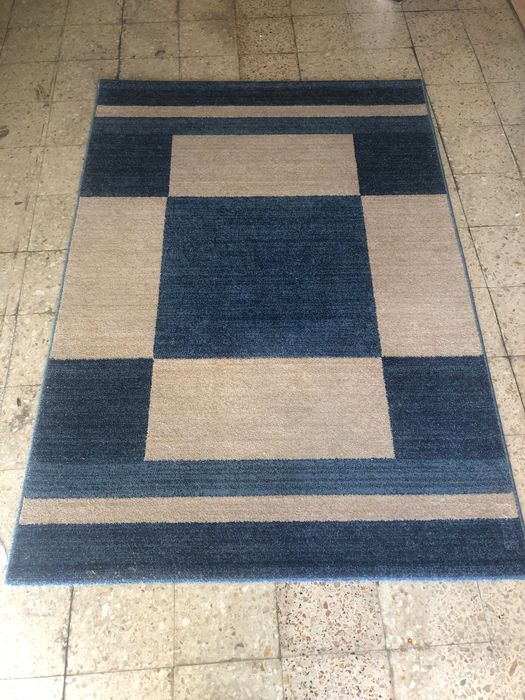 Tapete azul e bege em ótimo estado