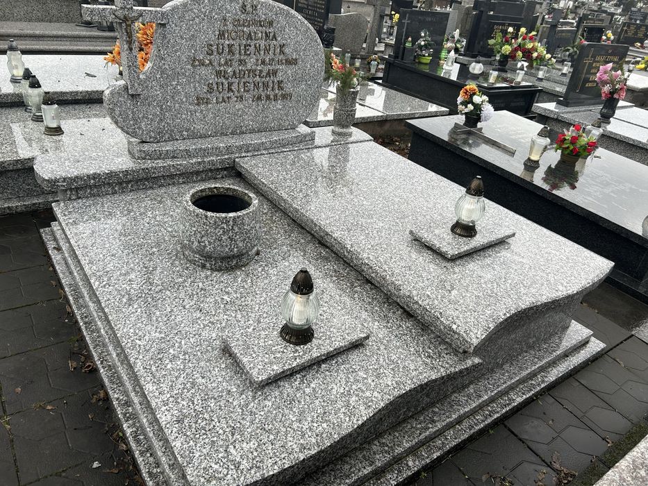 Odstapie grób podwójny z pomnikiem