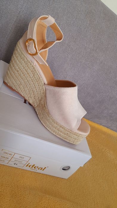 Buty na koturnie