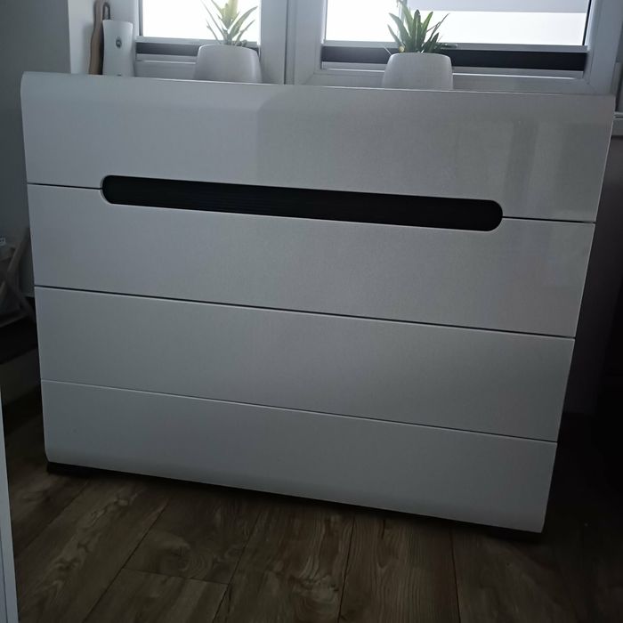 Piękna Komoda Biała