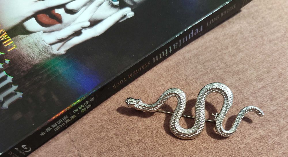 Wąż broszka przypinka Taylor Swift Reputation srebrna
