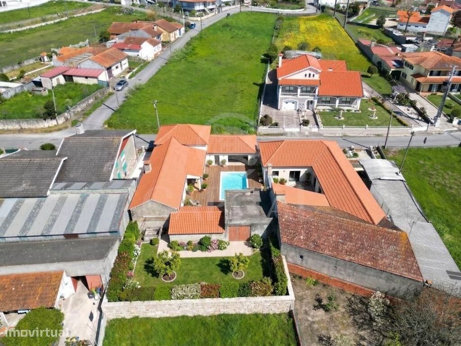 Moradia para Remodelação Total com Excelente Potencial e Vista Desafog