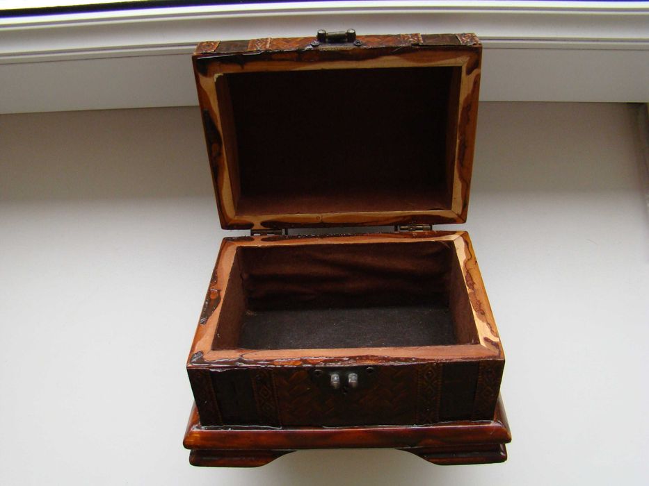 Деревянная шкатулка сундучок.