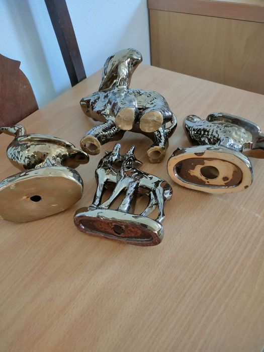 Conjunto de animais cor de bronze.