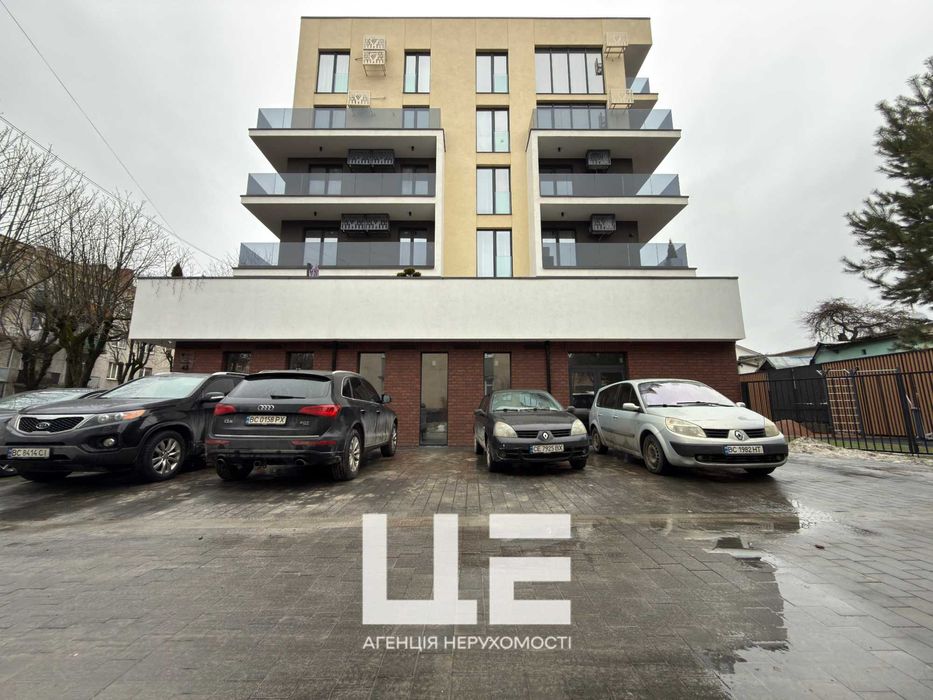 Продаж комерційного приміщення. 204кв.м. Фасад. вул. Окружна 43.