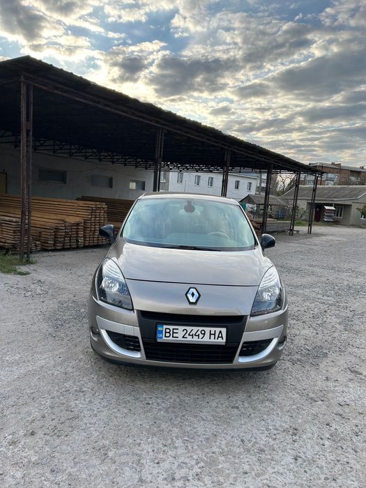 Автомобіль RENAULT