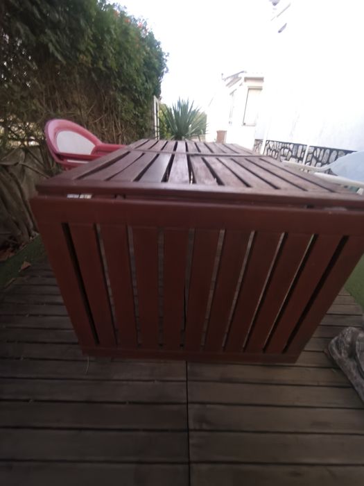 Mesa de jardim em madeira
