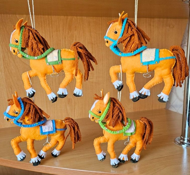 Символ  року 2026, фетр.  кінь, лошадь.  Лошадка-качалка