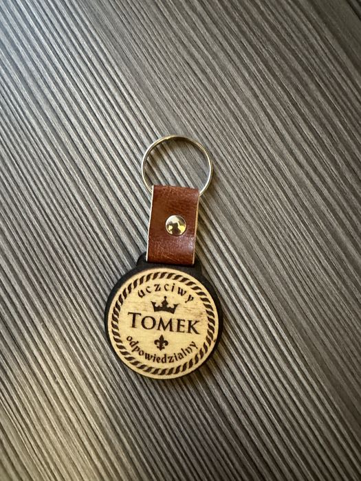 Zawieszka drewniana z imieniem Tomek