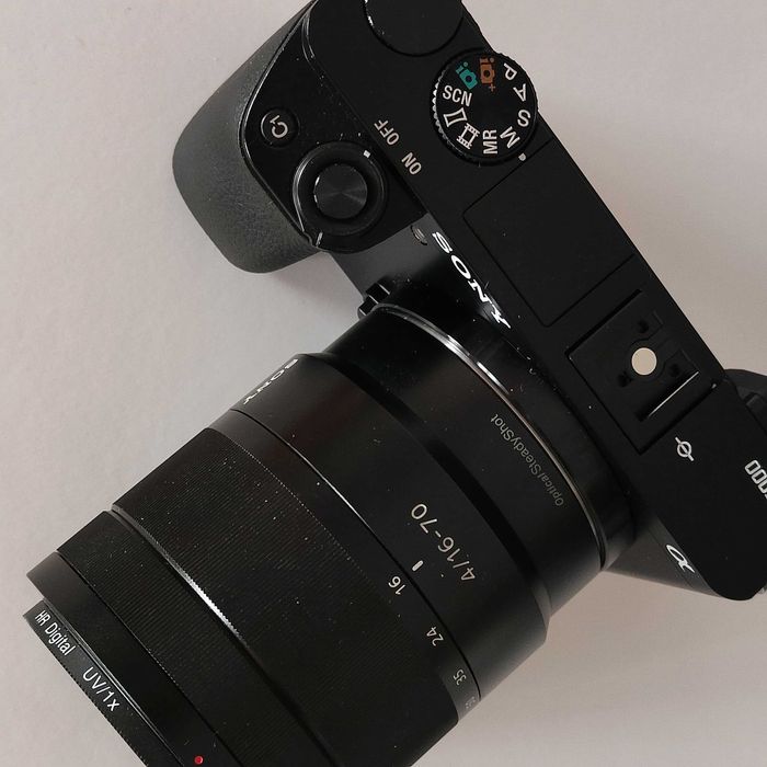 Câmara Sony a6000 + Sony Zeiss 16-70mm f/4 + extras, perfeito estado