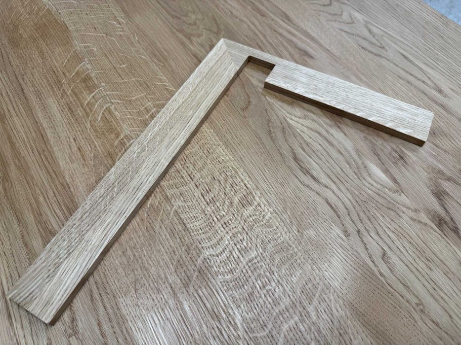 Cokoliki dębowe przy schodach, producent