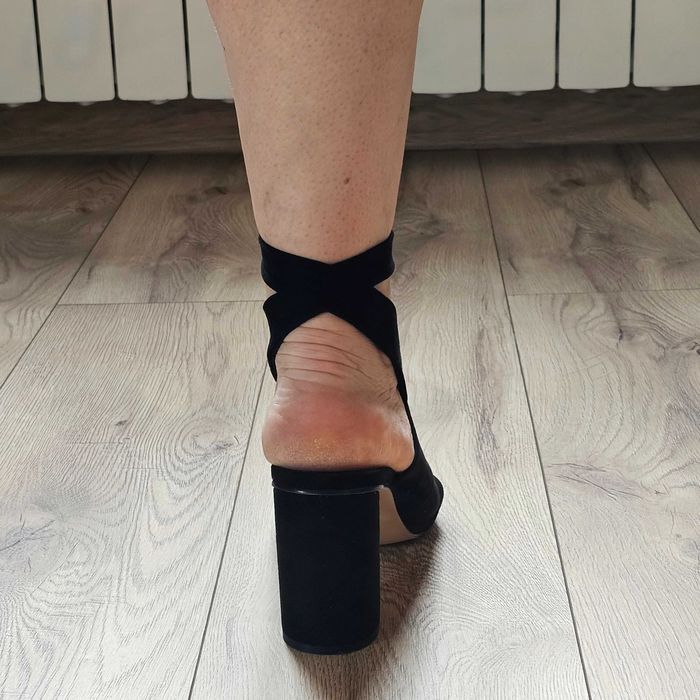 Sandały czarne na słupku