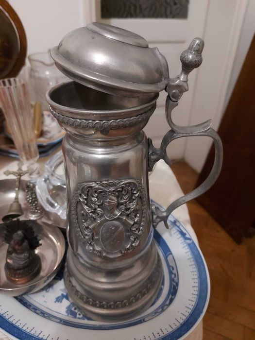 Caneca de cerveja em estanho