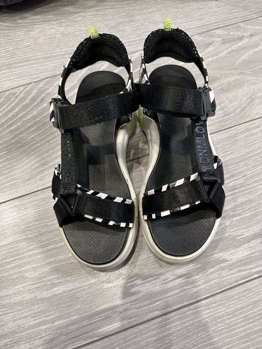 Босоніжки на платформі чорного кольору