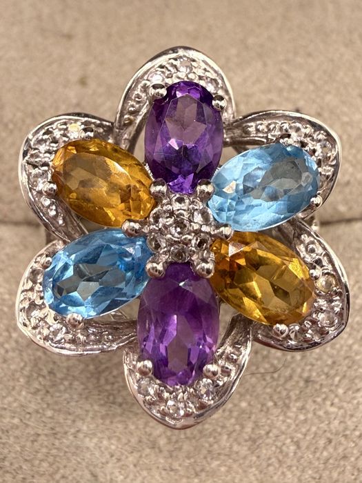 Złoty pierścionek z topazami, cytrynami, ametystami i leukoszafirami