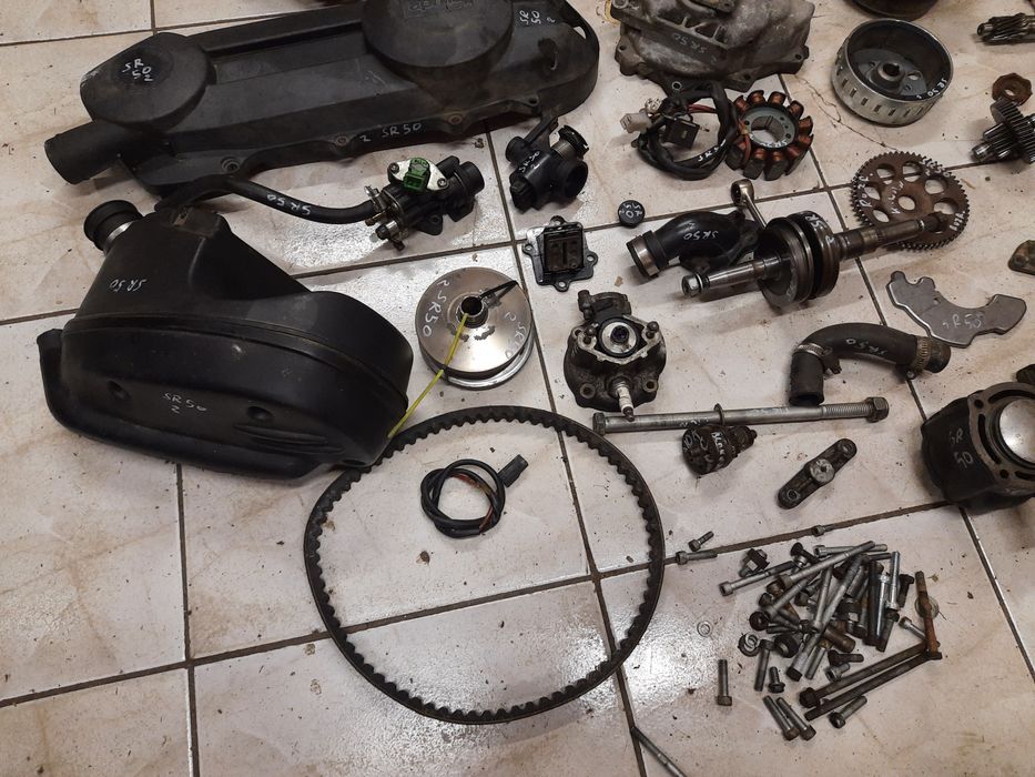 Aprilia SR 50 Ditech silnik części wał cylinder iskrownik pokrywa