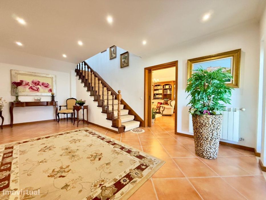 Moradia M5 com garagem em zona de Cernache