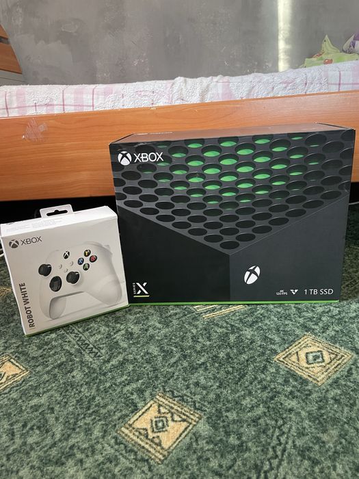 Продаю Xbox Series X + 2 оригінальні ДЖОЙСТИКИ