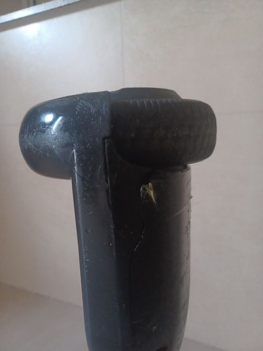 Hoverboard preto da Urbanglide.
Algumas marcas de uso e está um bocado