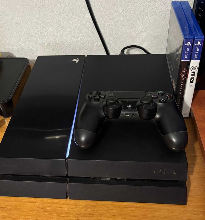PS4 + Comando + Batman: Arkham Knight + FIFA 20