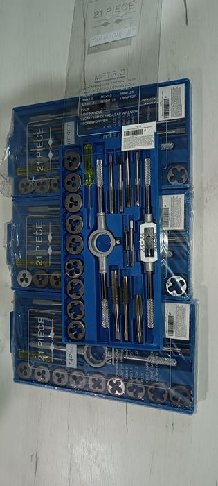 Ключ трещётка с торцевыми головками и другой ручной инструмент.