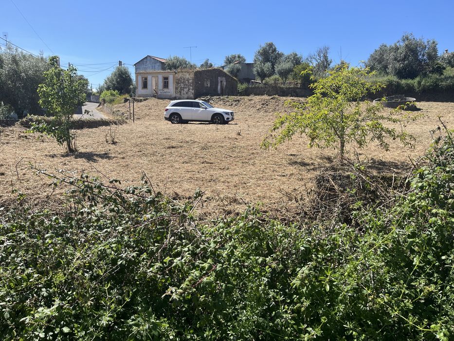 Ruina, terreno urbano com ruina com uma otima exposiçao solar