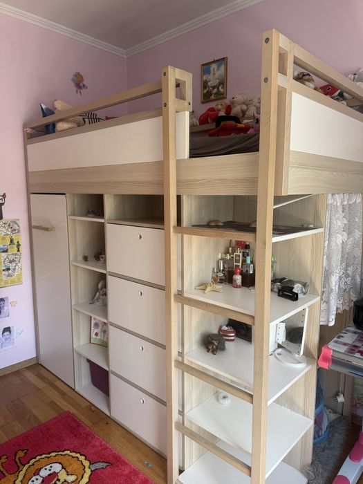 Łóżko piętrowe z szafą, magazynem i materacem