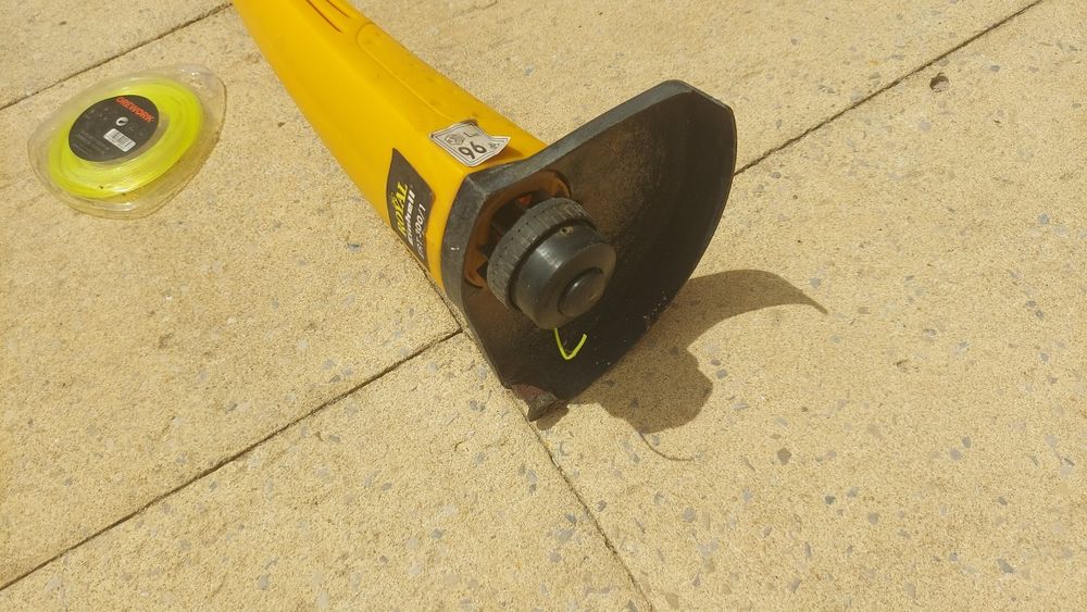 Aparador de relva com rolo de fio suplementar
