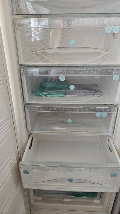 URGENTE Vendo Arca Congeladora Vertical Míele para reparar