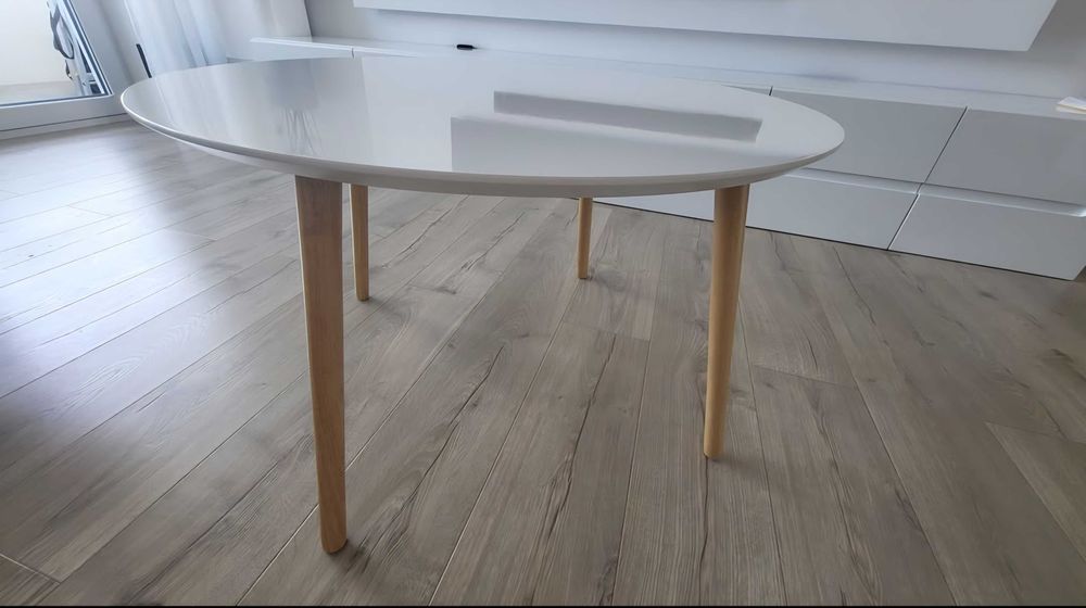 Biały stolik kawowy