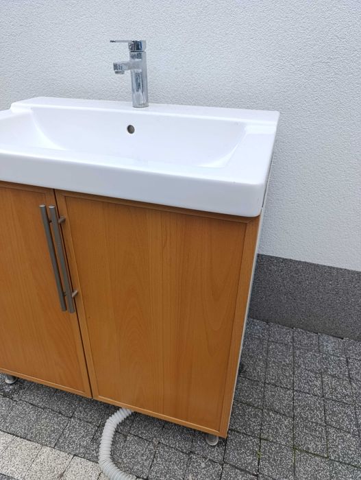 Szafka łazienkowa z umywalką i bateria