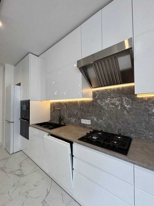 Трикімнатна квартира з ремонтом в центрі міста_M