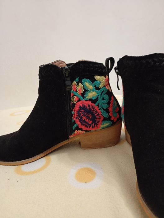 Botas pretas até ao tornozelo