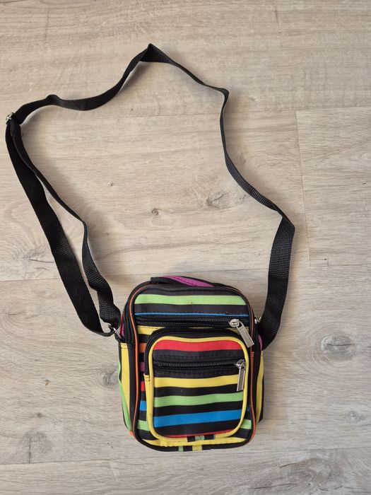 nieduża torebka z 4 kieszeniami