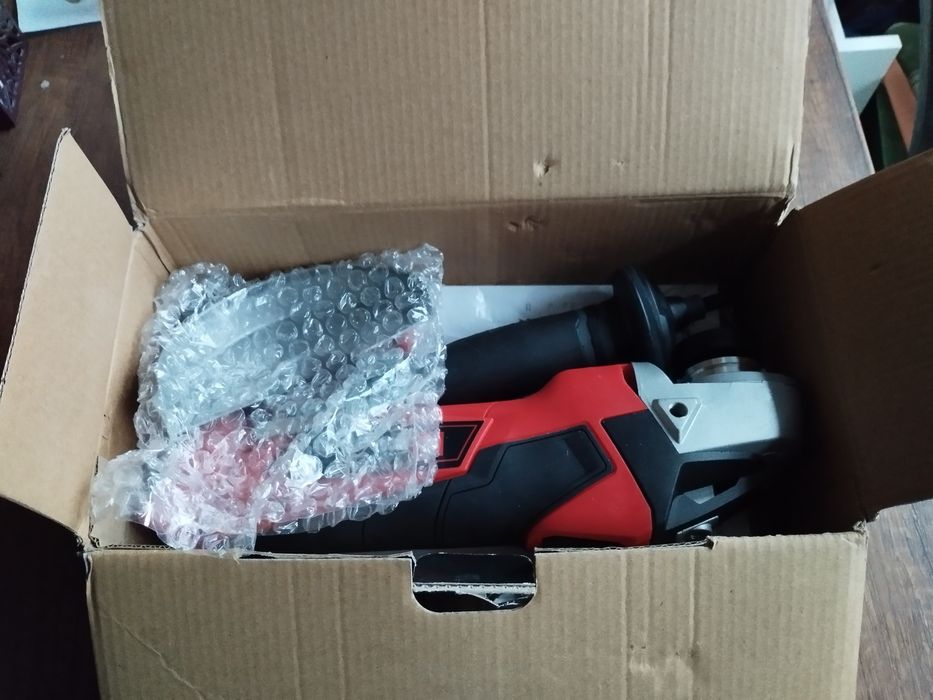 Аккумуляторная угловая шлифовальная машина болгарка фирмы Einhell.