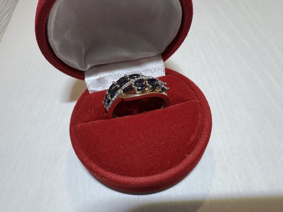 Золота каблучка з діамантами та сапфірами вага 6,39гр