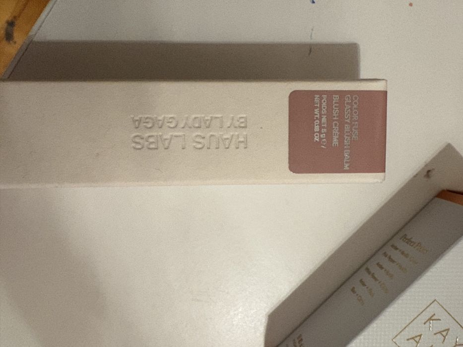 Roz w kremie Haus Labs Glassy Hibiscus