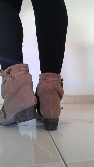 Botins  de Camurça c/Fivela