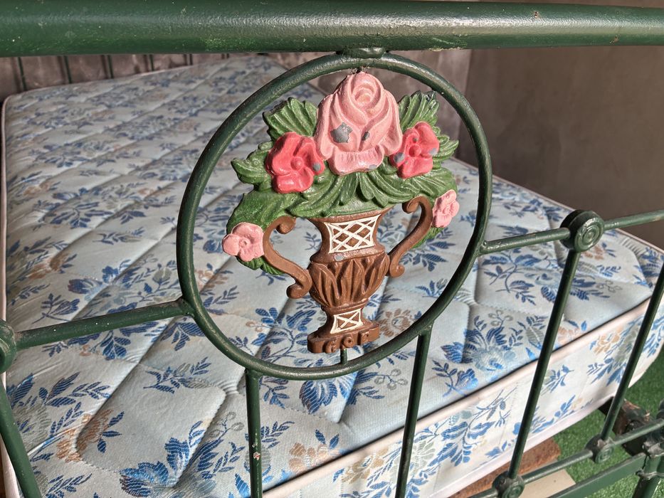 Cama de ferro antiga vintage