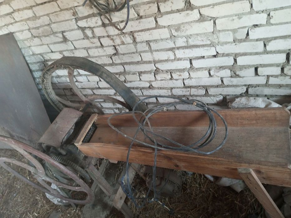 Продам січкарню з мотором.