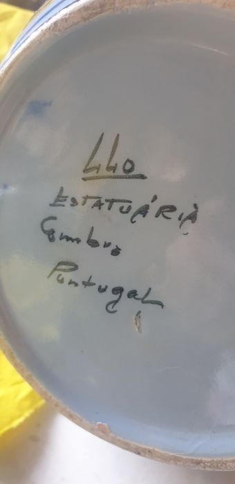 Antigo pote de barro muito grande da estatuária de Coimbra