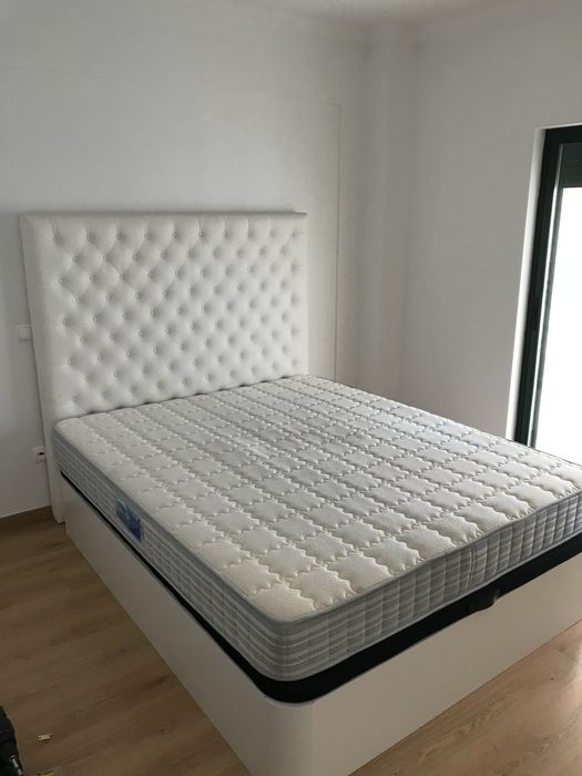 Cabeceira de cama em pele , branca