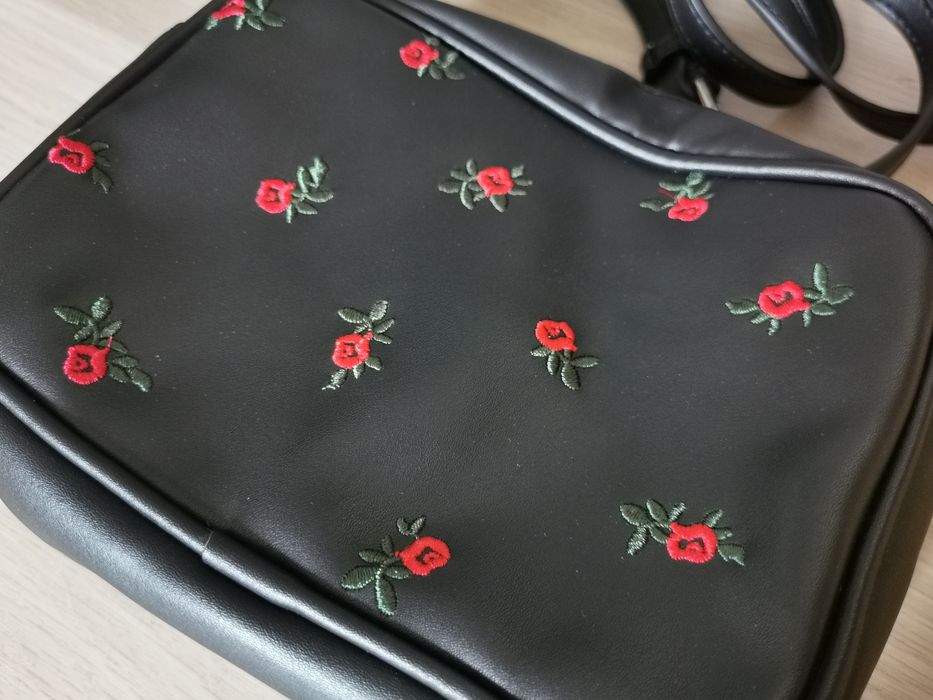 Reserved czarna mała torebka z ekoskóry w haftowane róże
