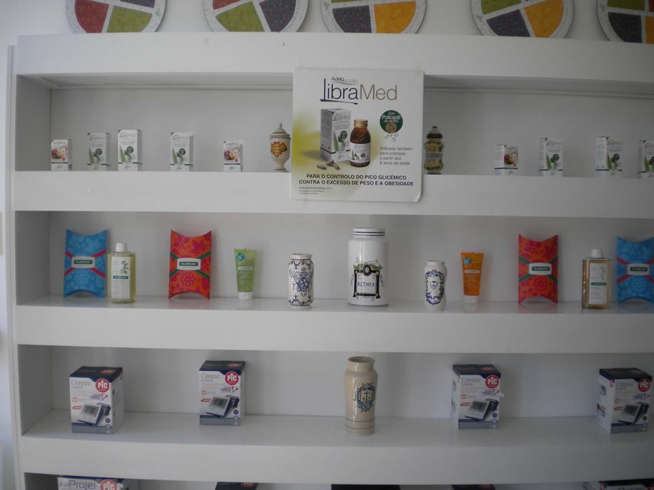 Prateleiras em MDF, em branco, com possibilidade de iluminação