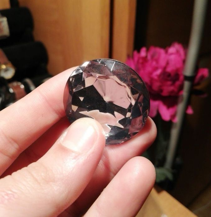 broszka w kolorze srebrnym