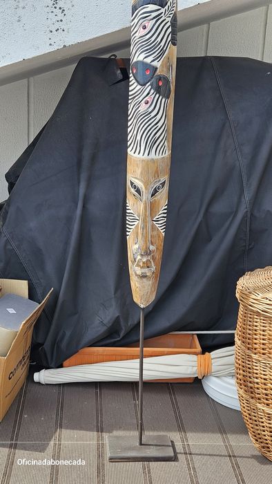 Estatueta em madeira